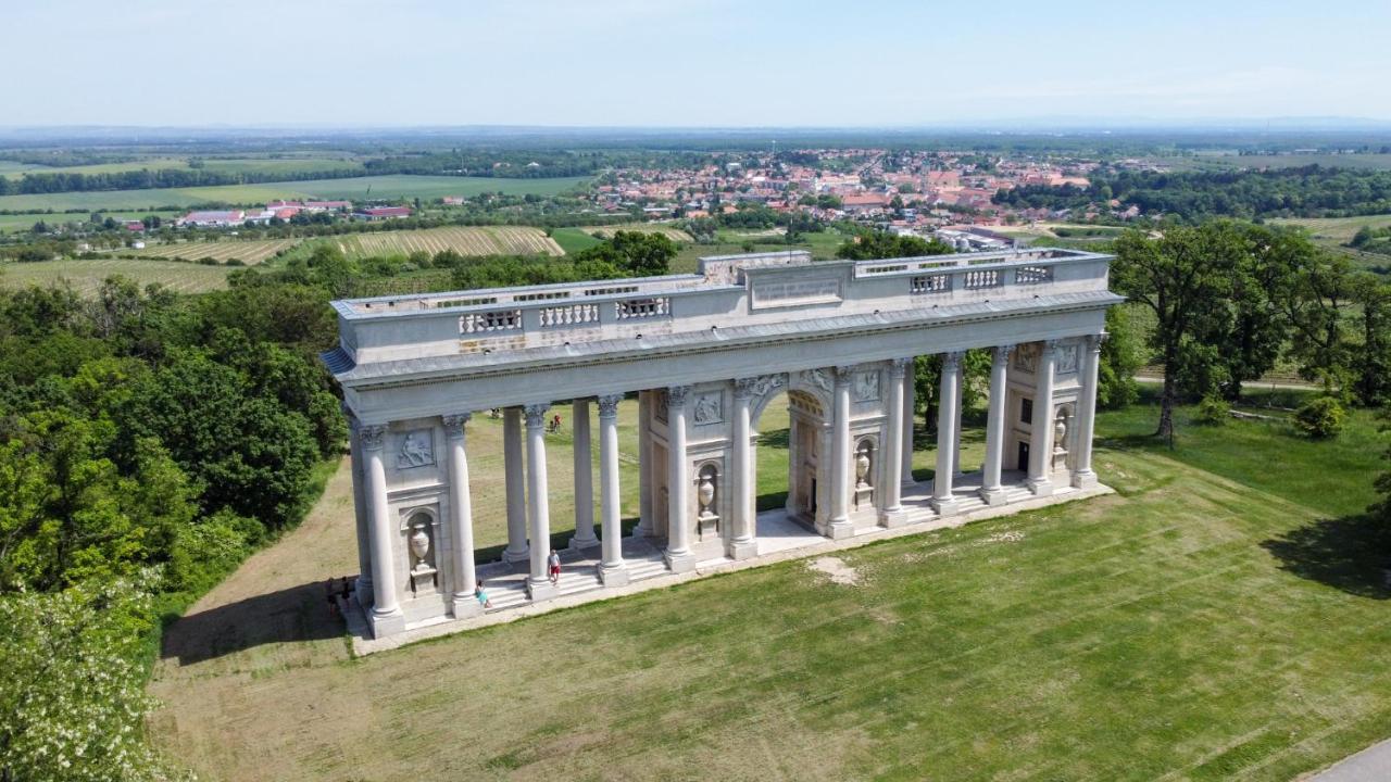 Penzion Alenka Valtice Exteriör bild