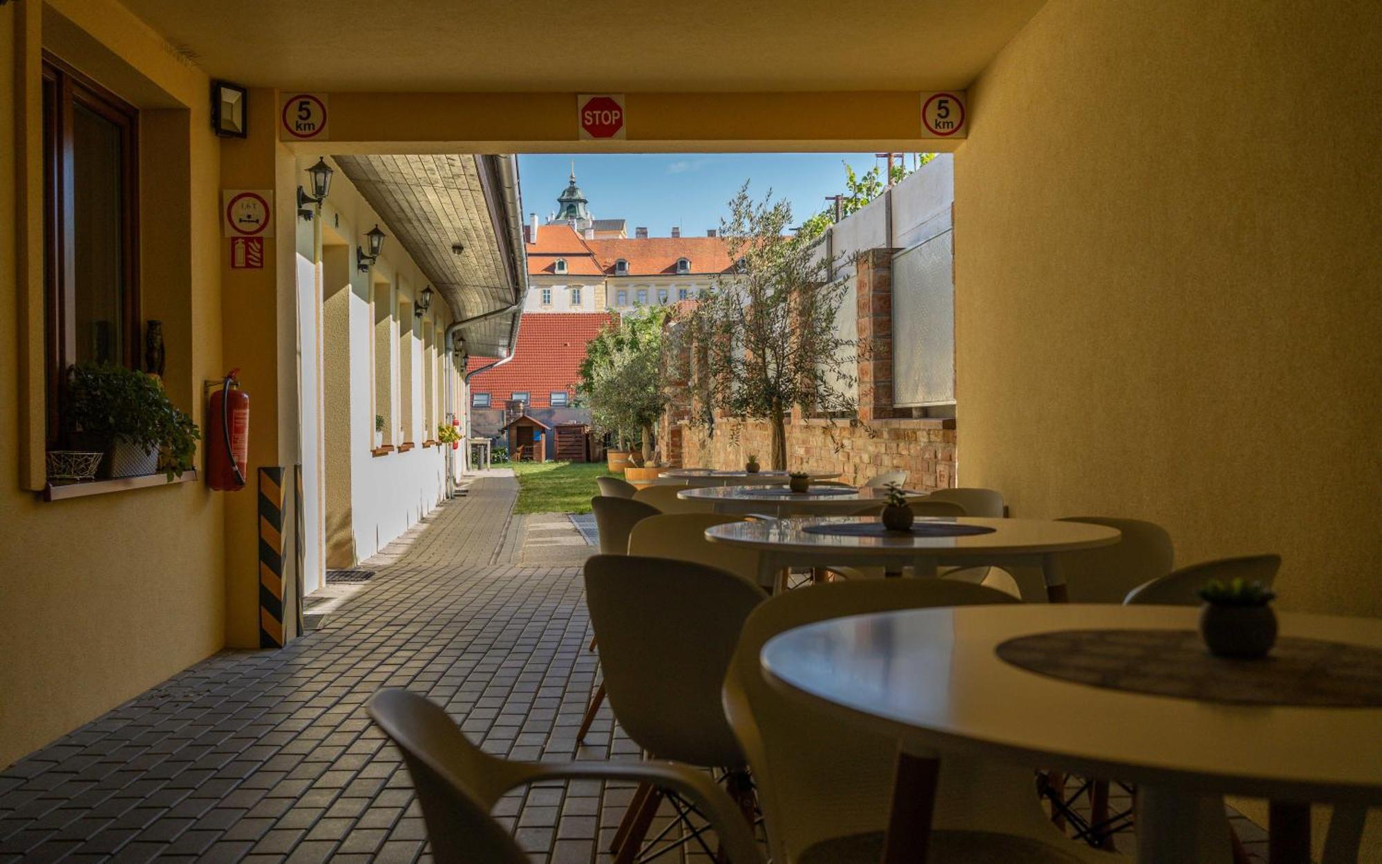 Penzion Alenka Valtice Exteriör bild